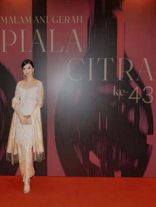 Hadir di Piala Citra, Raline Shah kenakan kebaya dengan kain Batik print satin dan selendang [@ralineshah]