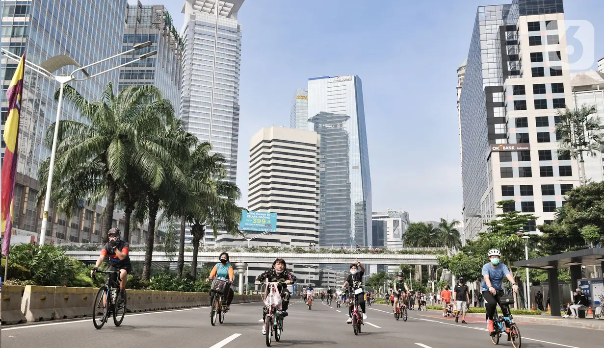 Warga mengendarai sepeda saat kegiatan Car Free Day (CFD) di Kawasan Sudirman, Jakarta, Minggu (21/6/2020). Pada CFD pertama di masa PSBB Transisi, warga Ibu Kota terlihat lebih memilih bersepeda sebagai sarana olahraga dengan tetap menerapkan protokol kesehatan Covid-19. (merdeka.com/Iqbal Nugroho)