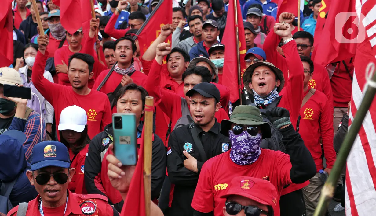 Sejumlah buruh melakukan unjuk rasa di depan Gedung DPR, Jakarta, Rabu (10/8/2022). Dalam aksi tersebut mereka menuntut agar pemerintah menghapus Omnibus Law. (Liputan6.com/Angga Yuniar)