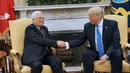 Presiden AS, Donald Trump berjabat tangan dengan Presiden Palestina, Mahmoud Abbas saat melakukan pertemuan di Gedung Putih, Washington, AS (3/5). (AFP Photo/Mandel Ngan)