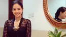 Outfit hitam yang dipakai Maudy Ayunda kali ini adalah kebaya hitam dengan kain batiknya. Aura cantik Maudy pun semakin terpancar, terlebih dengan tatanan rambutnya yang berbentuk sanggul. (Instagram)