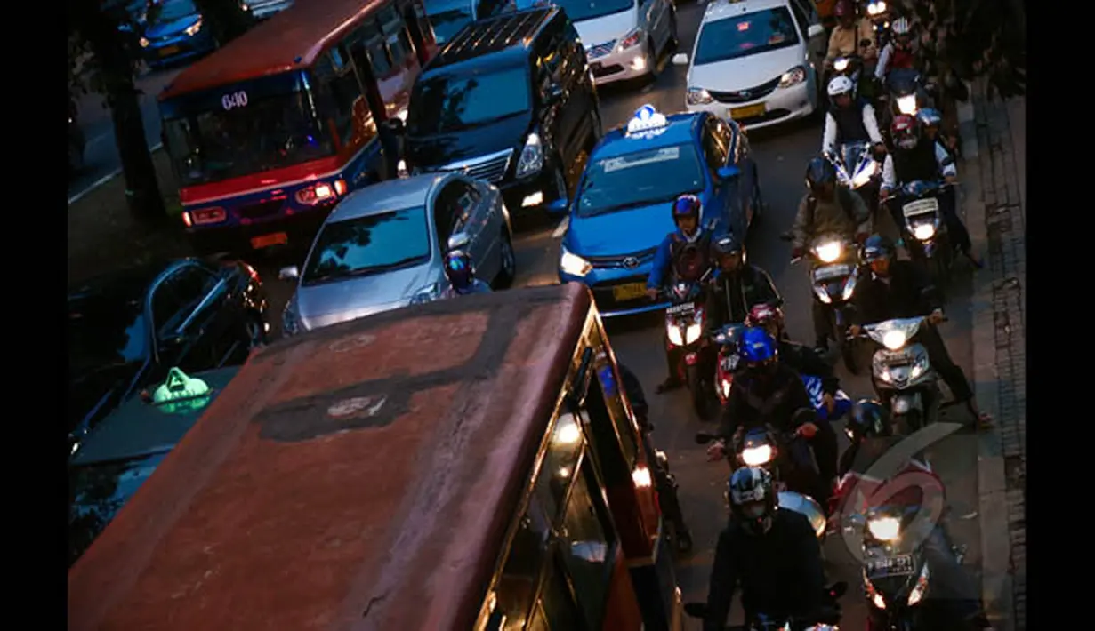 World Bank menyarankan Pemprov DKI Jakarta memiliki manajemen traffic yang baik sebagai kunci untuk mengatasi permasalahan macet di Ibukota, Senin (26/1/2015). (Liputan6.com/Faizal Fanani)