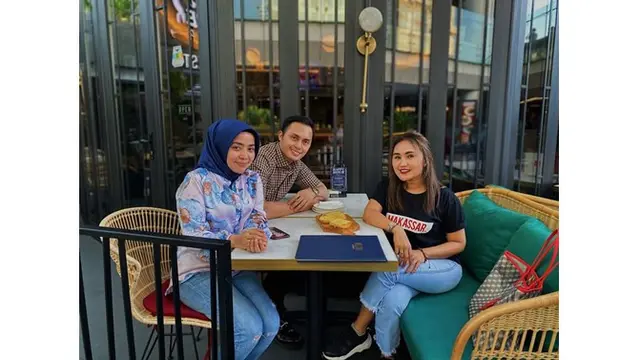 Penampilan Muzdalifah saat hangout pun terlihat begitu modis.