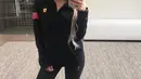 Dengan tampilan sporty, Kylie mengenakan jaket hitam dengan lambang Ferrari di dada sebelah kanannya. Rambut panjang blondenya menjuntai dan membuat Kylie tampak manis dengan gaya mirror selfienya. (Instagram/kyliejenner)