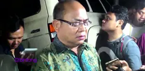 Malam Jumat Kontrakan Gatot Brajamusti Ramai Dikunjungi Tamu