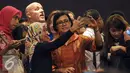 Mantan Menteri Keuangan, Sri Mulyani Indrawati (tengah) berselfie bersama peserta kuliah umum di Kampus UI Depok, Selasa (26/7). Kuliah bertema Peranan Pemuda dalam Mensukseskan Pembangunan Berkelanjutan yang Inklusif. (Liputan6.com/Helmi Fithriansyah)