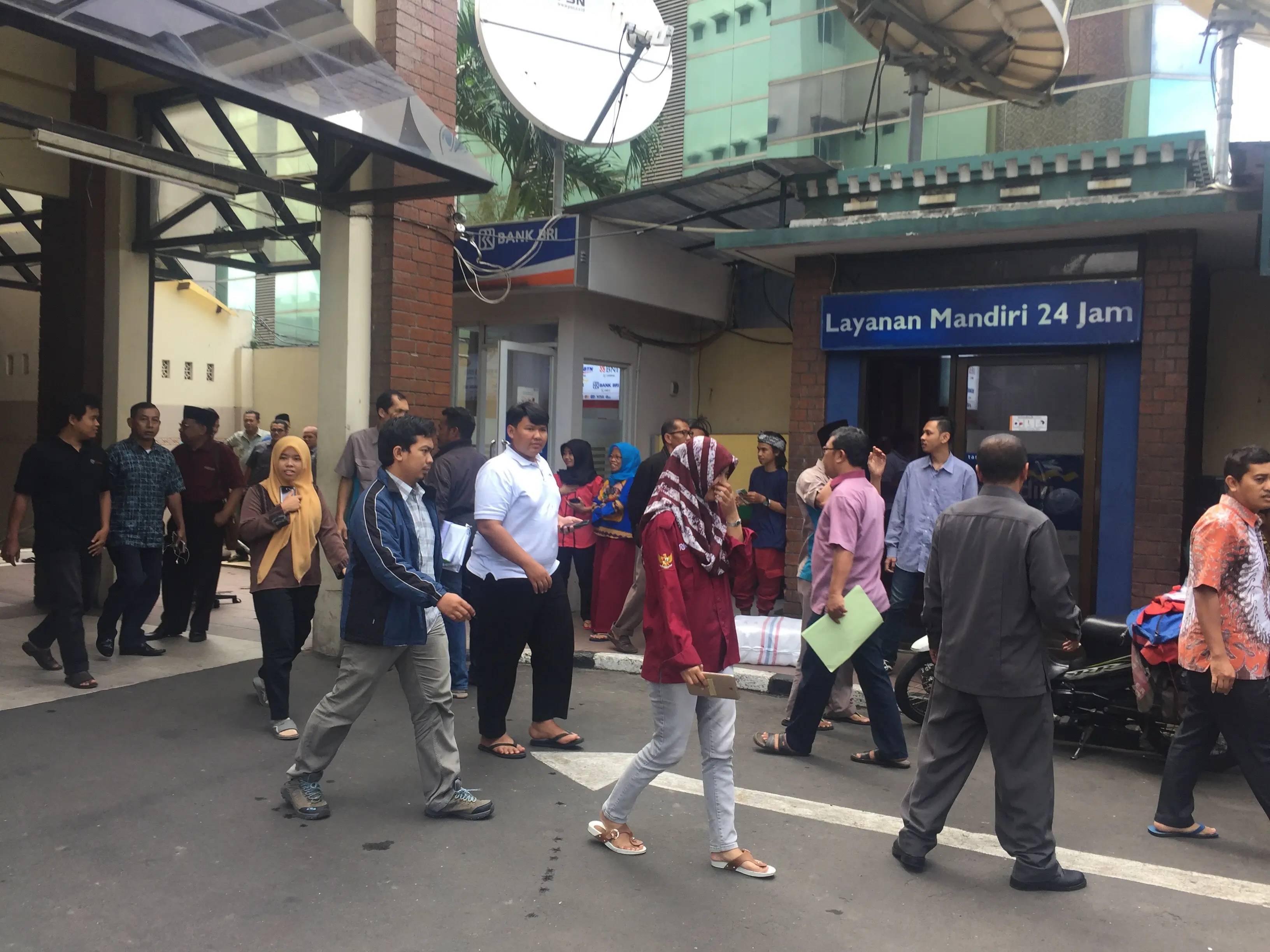 Gempa 6,1 SR Guncang Jakarta, Penghuni Gedung Tinggi Berhamburan (Liputan6.com/M. Radityo)