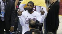 Gaya guard Cleveland Cavaliers, Kyrie Irving usai timnya mengalahkan Warriors pada gim keempat Final NBA 2017 di Quicken Loans Arena, Cleveland, (9/6/2017).  (AP/Ron Schwane)