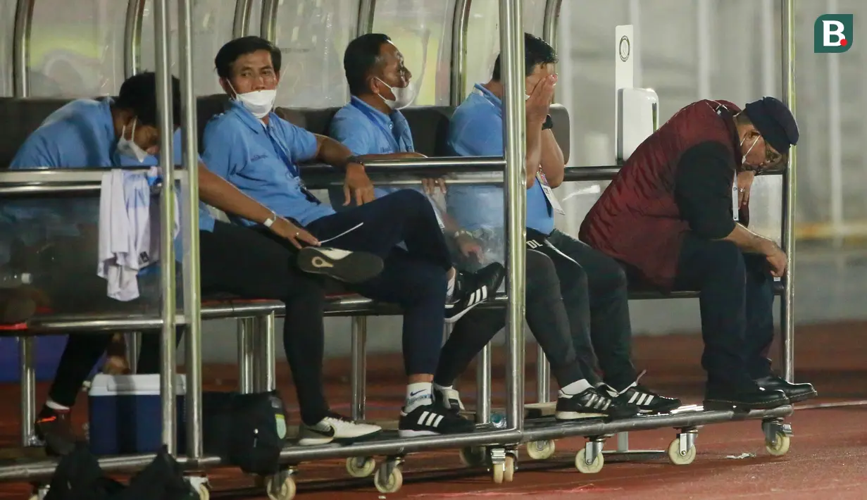 Pelatih Persela Lamongan, Iwan Setiawan (kanan) tampak lesu usai anak asuhnya ditaklukkan Arema FC 0-3 dalam laga pekan ke-6 BRI Liga 1 2021/2022 di Stadion Madya, Jakarta, Minggu (3/9/2021). (Bola.com/M Iqbal Ichsan)