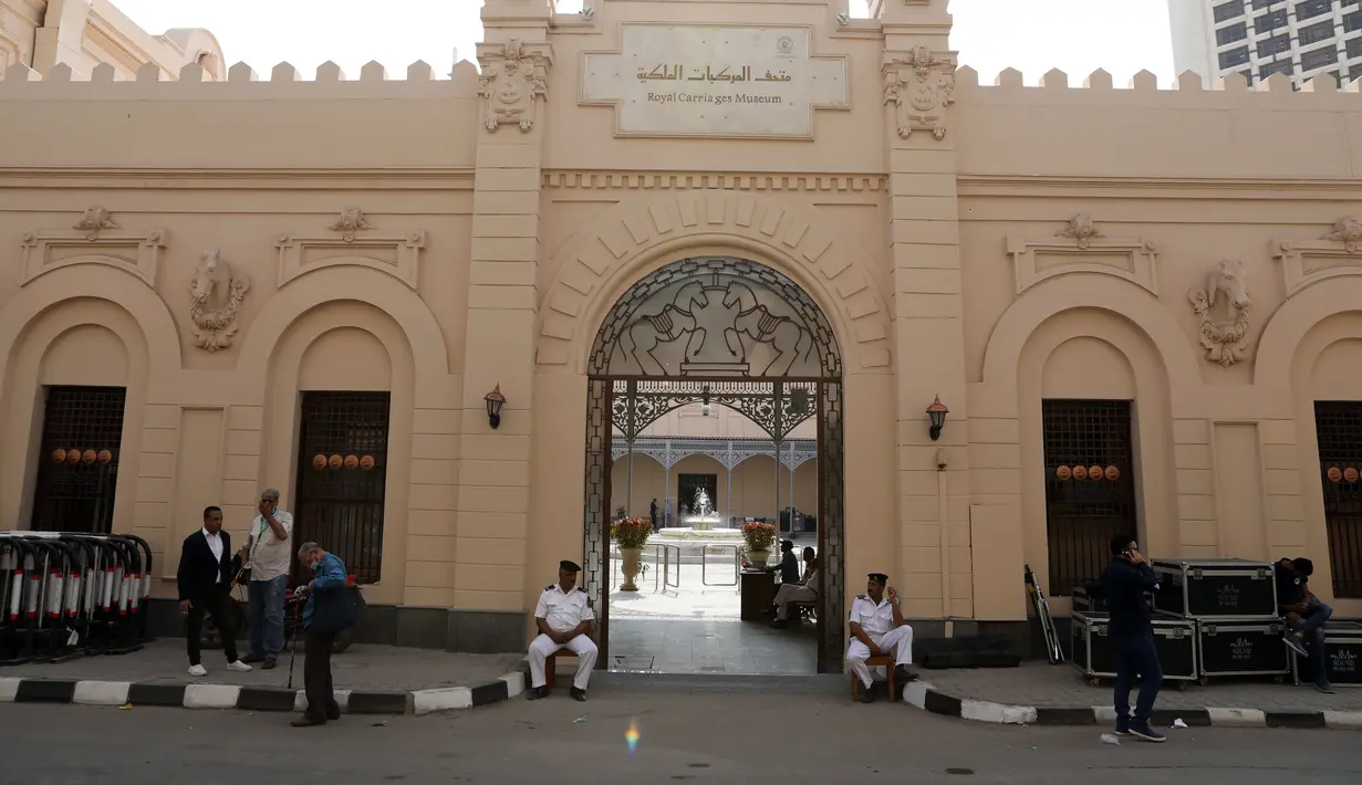 Pintu masuk Museum Kereta Kuda Kerajaan di Kairo, Mesir pada 1 November 2020. Museum ini memamerkan kereta-kereta kuda kerajaan serta aksesori pasukan berkuda dari dinasti Mohamed Ali, dengan banyak di antaranya merupakan hadiah dari negara lain untuk keluarga kerajaan. (Xinhua/Ahmed Gomaa)