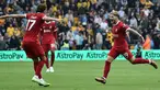 Pemain Liverpool Harvey Elliott (kanan) melakukan selebrasi usai pemain Wolverhampton Hugo Bueno mencetak gol bunuh diri dalam pertandingan sepak bola Liga Inggris di Stadion Molineux, Wolverhampton, Inggris, Sabtu (16/9/2023). Liverpool menang 3-1. (AP Photo/ Rui Vieira)
