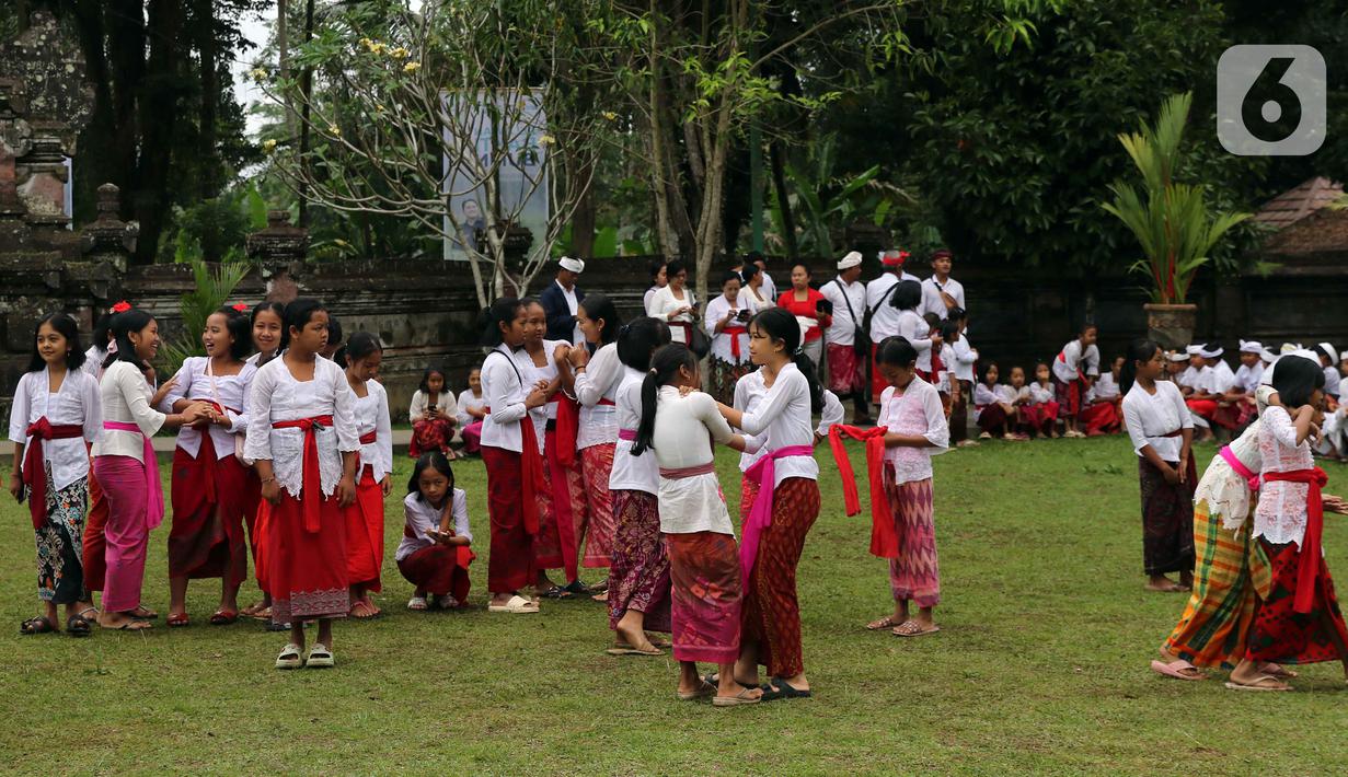 Anak-anak bersiap mengikuti perlombaan usai mengikuti upacara peringatan detik-detik Proklamasi di halaman Tugu Pahlawan Banjar Penglipuran, Kabupaten Bangli, Bali, Kamis (17/8/2023). (Liputan6.com/Helmi Fithriansyah)