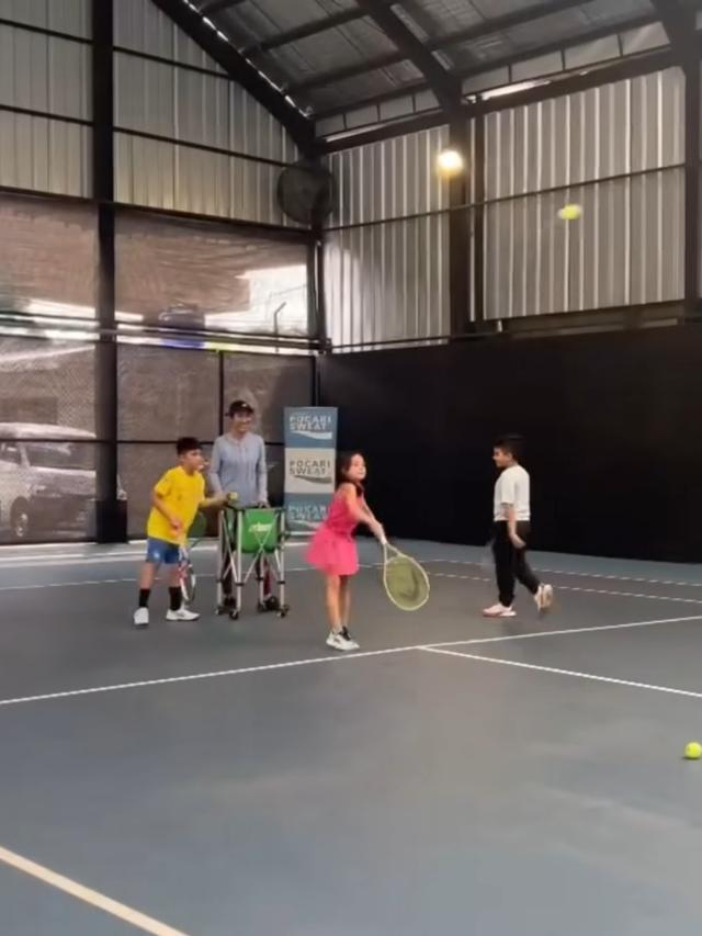 Gempi dan Rafathar Main Tenis