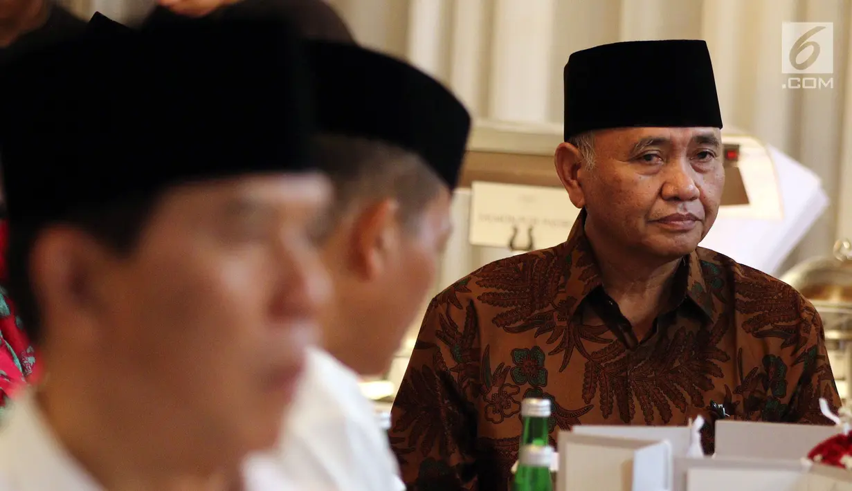 Ketua KPK Agus Rahardjo menghadiri acara buka puasa bersama di Rumah Dinas Ketua DPR Bambang Soesatyo, di Jalan Widya Chandra, Jakarta,  Senin (28/5). Buka puasa juga dihadiri Presiden Joko Widodo dan Wapres Jusuf Kalla (Liputan6.com/Johan Tallo)