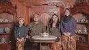 Bersama suami dan kedua buah hatinya, momen pemotretan keluarga ini terlihat begitu kompak. Diketahui bahwa Tia AFI sudah menjalani rumah tangga bersama Adi Ardhiyanto sejak tahun 2011, rumah tangganya ini selalu terlihat harmonis. (Liputan6.com/IG/@tia_afi2)
