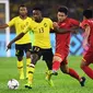 Pemain Timnas Malaysia, Mohamadou Sumareh (13), saat laga final Piala AFF 2018 melawan Vietnam di Stadion Nasional, Bukit Jalil (11/12/2018). (AFP/Mohd Rasfan)