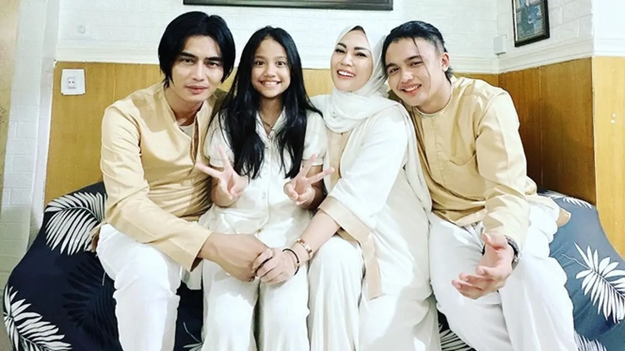 7 Momen Charly Van Houten bersama keluarga, Umumkan Istri Hamil Anak Ketiga