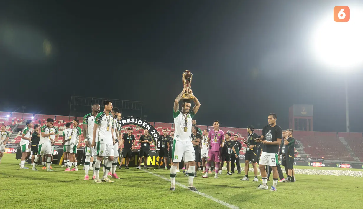 Pemain Persebaya Surabaya merayakan keberhasilan menjuarai Piala Presiden 2026 usai mengalahkan Persib Bandung melalui adu penalti 6-5 pada laga final di Stadion Kapten I Wayan Dipta, Gianyar, Bali, Kamis (6/8/2026). Kedua tim bermain imbang 1-1 hingga babak tambahan waktu sebelum Persebaya memastikan gelar juara lewat adu penalti. (KLY/Budy Santoso)