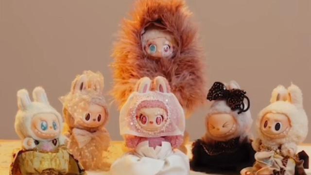 Boneka Labubu dipakaikan busana rancangan oleh desainer ternama Indonesia. (Dok: Instagram @depepedia https://www.instagram.com/depepedia/)