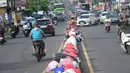 Warga mengeluhkan dengan keberadaan tumpukan sampah di beberapa ruas jalan yang tak kunjung diangkut. Tampak dalam foto, tumpukan sampah diletakkan pada pembatas salah satu ruas jalan di kawasan Pasar Manggis, Ciputat, Tangerang Selatan, Senin (15/12/2025). (merdeka.com/Arie Basuki)