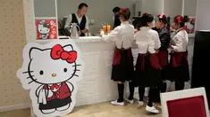 Karyawan saat menyiapkan makanan untuk pengunjung yang datang ke restoran bertema Hello Kitty, di Shanghai, Cina, April 9, 2016. Restoran ini merupakan restoran pertama yang resmi memakai Hello Kitty sebagai temanya.( REUTERS Ealy Son)