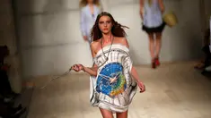 Model berjalan di catwalk saat tampil dengan rancangan Filipe Faisca dalam Lisbon Fashion Week, di Portugal (9/10). Peragaan busana tersebut menampilkan beragam macam busana Summer/Spring 2017. (REUTERS/Rafael Marchante)