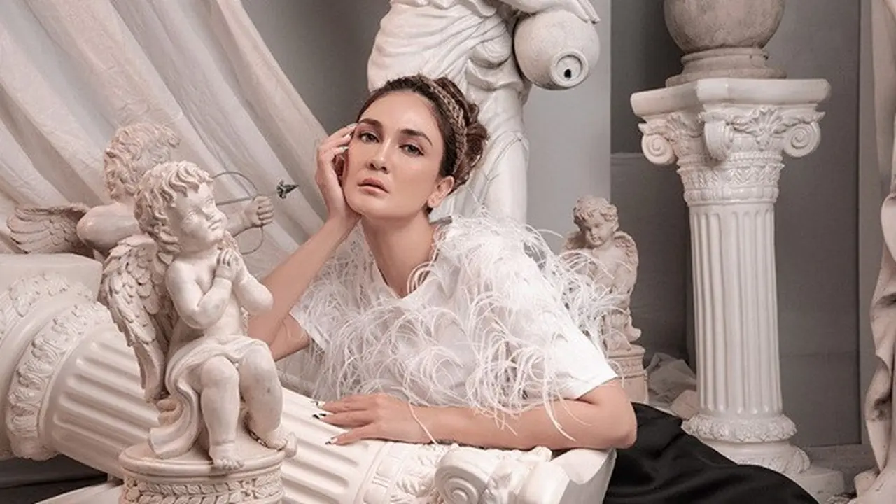 7 Gaya Luna Maya saat Pemotretan Bertema Dewi Yunani, Memesona