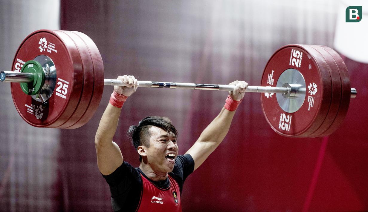 Lifter Indonesia, Deni, saat berlaga pada Asian Games di JIExpo, Jakarta, Rabu (22/8/2018). Deni memastikan lolos ke final setelah berhasil membukukan poin terbaik dengan total angkatan seberat 318 kg. (Bola.com/Vitalis Yogi Trisna)