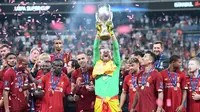 Liverpool ketika mengangkat trofi UEFA Super Cup 2019 usai kalahkan Chelsea lewat adu penalti 5-4 di Vodafone Arena, Istanbul, Kamis (15/8/2019) dini hari WIB. (Foto: UEFA)