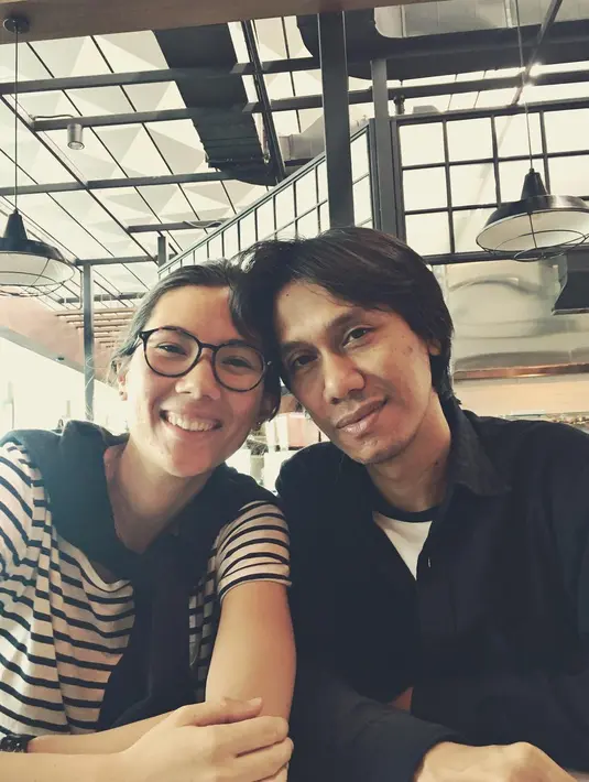 Potret keharmonisan keluarga ini begitu terlihat. Dari akun instagram keduanya. Rumah tangga pasangan ini juga tak pernah terdengar gosip miring. (Instagram/sarahcandra)