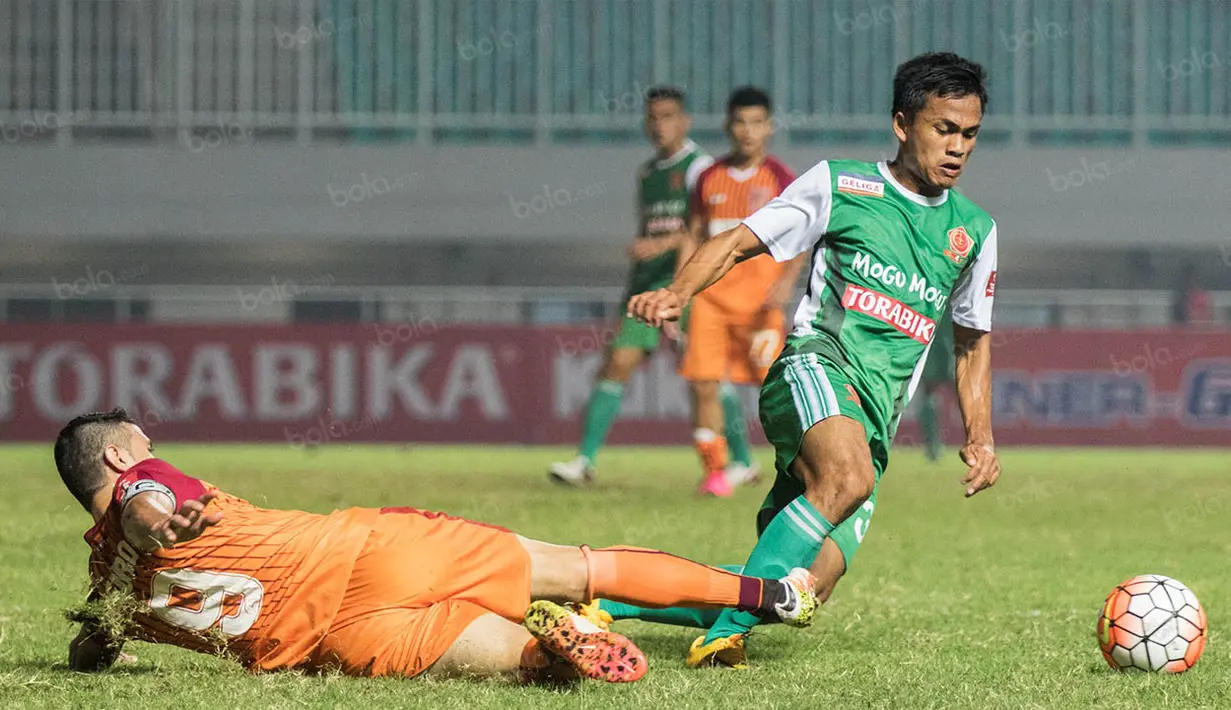 Pemain PS TNI, Wiganda Pradika, melewati hadangan striker Borneo FC, Pedro Javier. Sementara Borneo FC masih tertahan pada posisi ke-9 klasemen TSC 2016. (Bola.com/Vitalis Yogi Trisna)