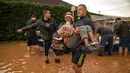 Seorang wanita dievakuasi dari daerah banjir di Porto Alegre, Negara Bagian Rio Grande do Sul, Brasil, pada tanggal 4 Mei 2024. (Carlos Fabal/AFP)