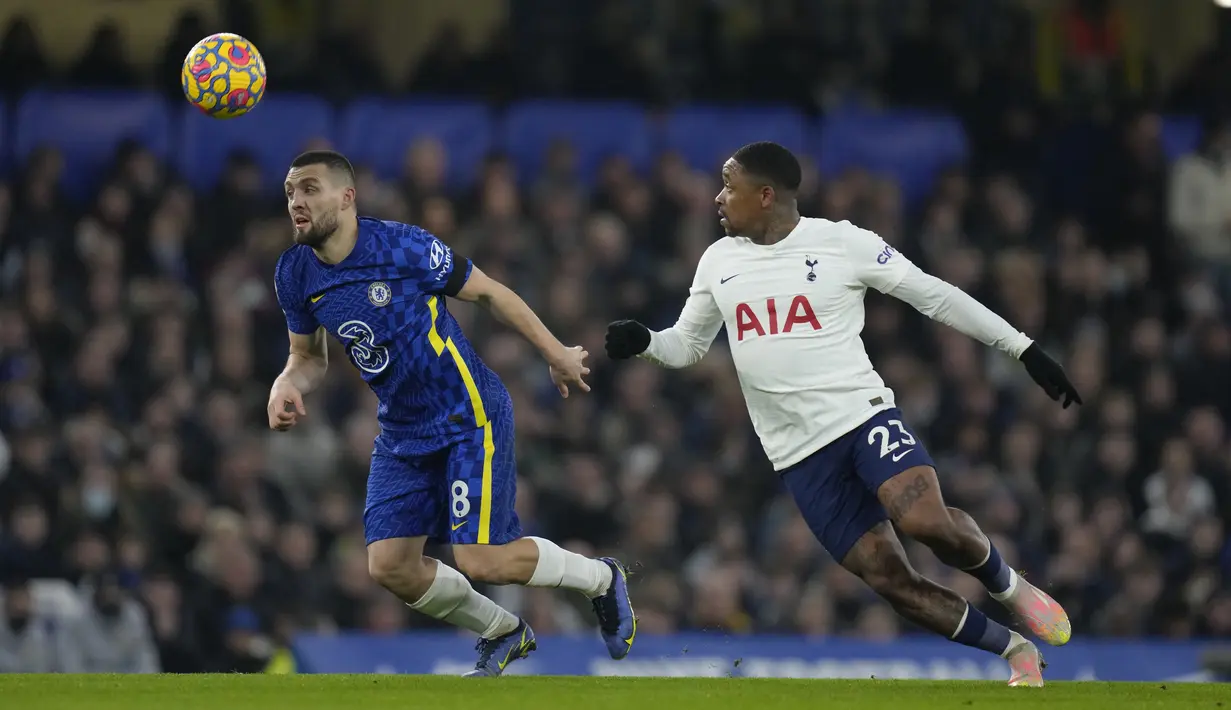 Gelandang Chelsea Mateo Kovacic berebut bola dengan penyerang Tottenham Hotspur Steven Bergwijn pada laga pekan ke-23 Liga Inggris 2021/22 di Stamford Bridge, Senin dini hari WIB (24/1/2022). Chelsea menang dengan skor 2-0. (AP Photo/Kirsty Wigglesworth)