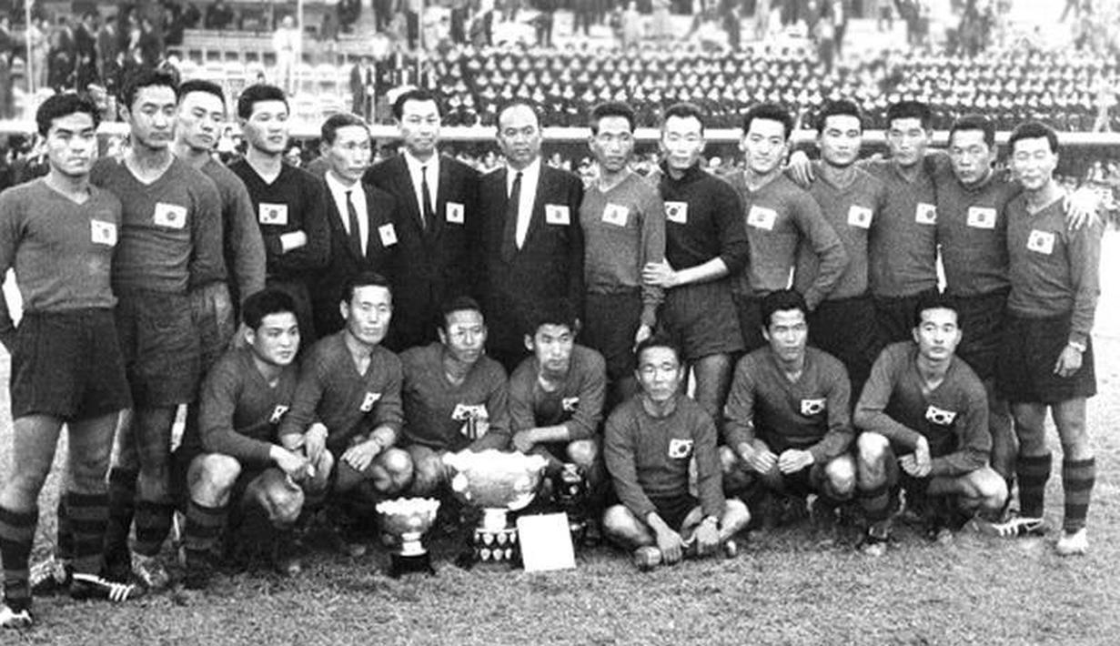 Korea Selatan tercatat dua kali menjadi juara Piala Asia yang dilakukan secara beruntun pada dua edisi pertama, 1956 dan 1960. Jika pada 1956 Korea Selatan menjadi juara saat dilangsungkan di Hongkong, maka pada 1960 mereka meraih gelar di depan publik sendiri sebagai tuan rumah saat turnamen masih diikuti oleh 4 negara yang saling bertemu dengan sistem round robin. Tiga negara lain yang menjadi peserta adalah Israel, China dan Vietnam Selatan. (the-afc.com)
