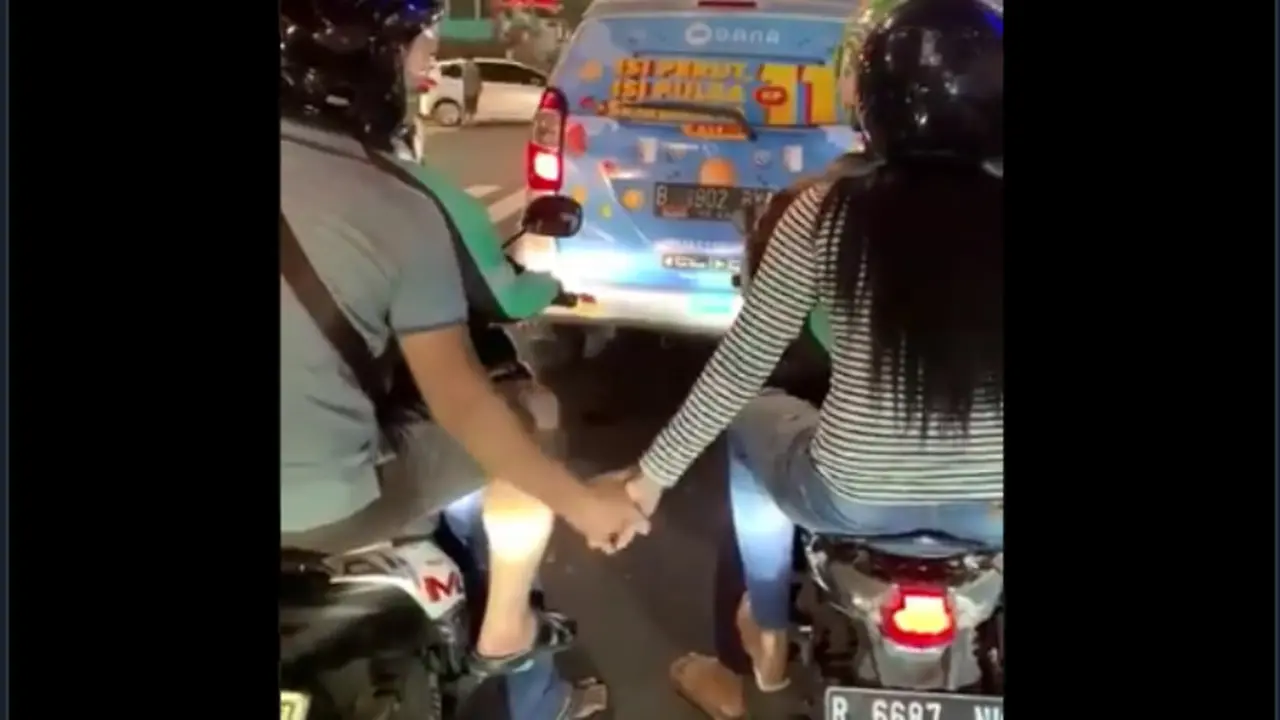 Viral Pasangan Gadengan Tangan di Ojol Berbeda, Bikin Warganet Geregetan