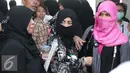 Sejumlah Tenaga Kerja Indonesia (TKI) menunggu bus di Bandara Soekarno Hatta,Tangerang, Rabu (11/11). Sebanyak 450 WNI overstayers dan TKI undocumented dari Jeddah, Arab Saudi dipulangkan pemerintah Indonesia. (Liputan6.com/Angga Yuniar)