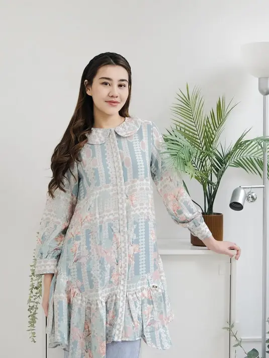 Mengenakan blouse panjang dengan paduan motif bernuansa warna pastel juga bisa jadi opsi pakaian modest yang sempurna dikenakan di bulan Ramadan. [Foto: Instagram/ Aaliyah Massaid]