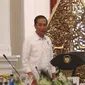 Presiden Jokowi sebelum memimpin sidang kabinet paripurna di Istana Merdeka, Jakarta, Selasa (29/8). Dalam sidang tersebut presiden menekankan agar kementerian memberi manfaat kepada rakyat dan negara. (Liputan6.com/Angga Yuniar) 