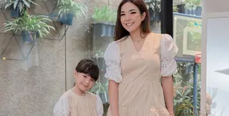 Dalam foto ini terlihat Gisel dan Gempi kembali mengenakan dress kembar. Midi dress cokelat dengan detail kerut dan lengan berwarna putih tampak manis dikenakan oleh keduanya. Foto: Instagram.