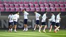 Para pemain Swiss melakukan pemanasan saat mengikuti sesi latihan tim di Stadion RheinEnergie, Cologne, Jerman (12/10/2020). Swiss akan bertanding melawan Jerman dalam lanjutan UEFA Nations League Divisi A Grup 4 (A4). (AP Photo/Martin Meissner)