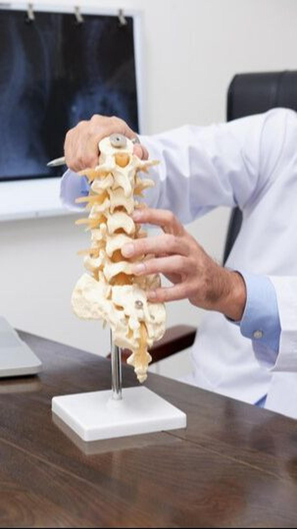 Konsultasi dengan dokter spesialis kedokteran fisik dan rehabilitasi sangat dianjurkan untuk menentukan jenis rehabilitasi yang paling efektif sesuai dengan kondisi dan tingkat keparahan pasien.