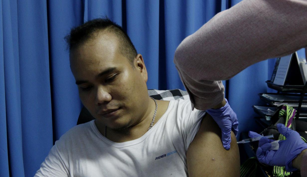 Seorang wartawan saat disuntik vaksin polio jelang SEA Games 2019 di Kantor Kemenpora, Jakarta, Rabu (13/11). Suntik vaksin tersebut untuk mengantisipasi wabah polio di Filipina. (Bola.com/M Iqbal Ichsan)