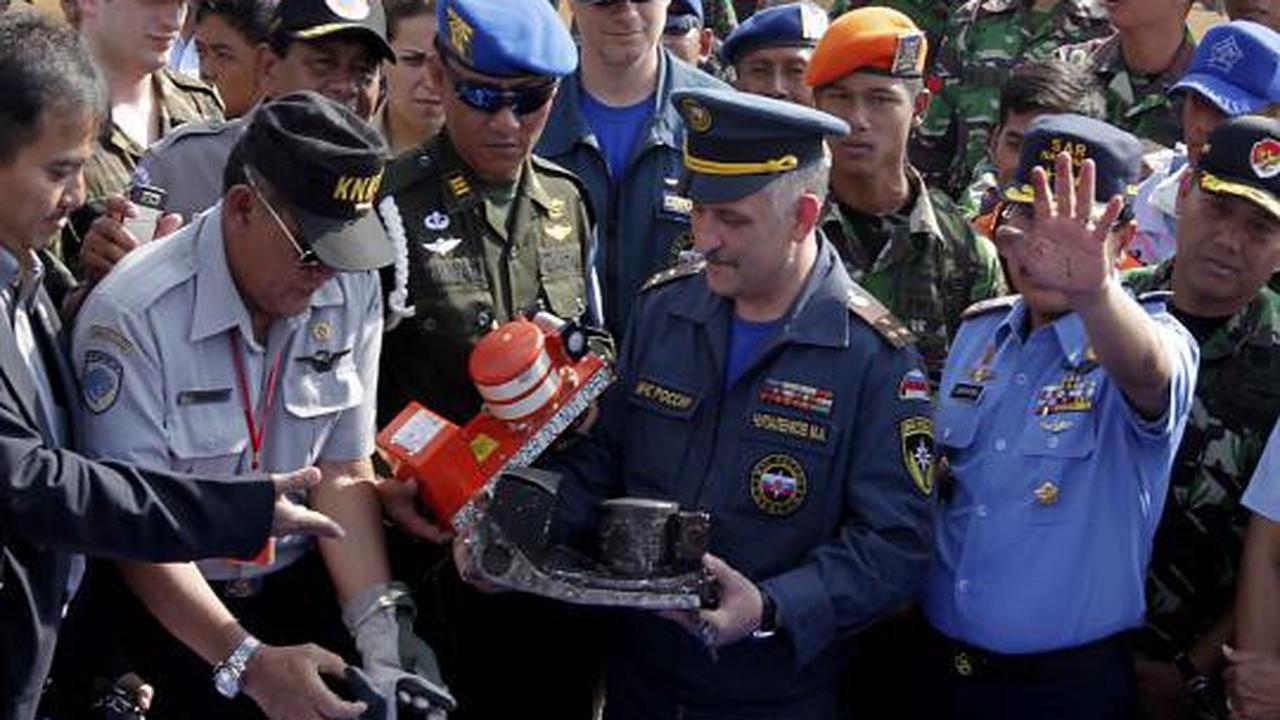 Koordinator Tim SAR gabungan Kolonel Infantri AM Putranto  kanan  meny 