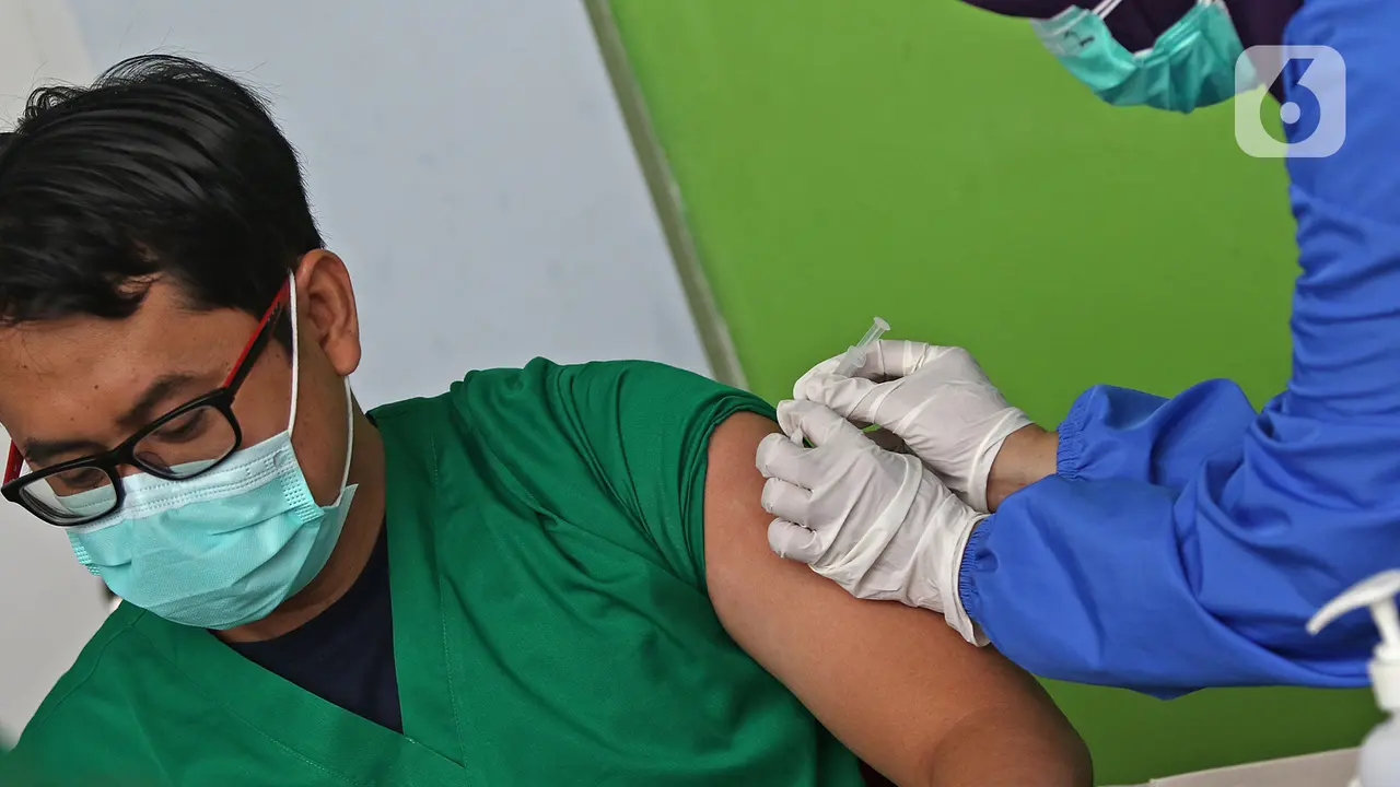 Penyuntikan Vaksin COVID-19 Dosis Kedua untuk Tenaga Medis di RS JatiSampurna