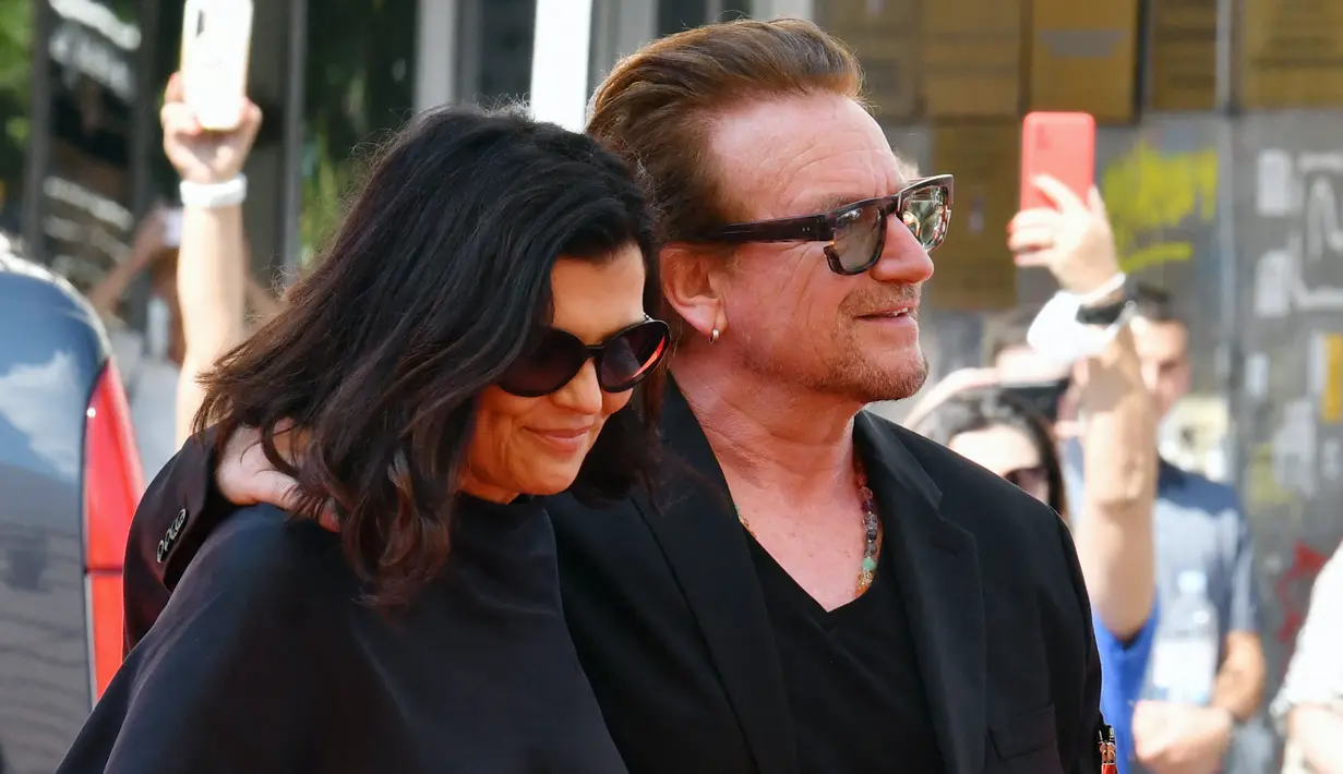 <p>Bono U2 dan Ali Hewson tiba di karpet merah untuk Festival Film Sarajevo ke-27, di depan Teater Nasional Bosnia pada 15 Agustus 2021. (ELVIS BARUKCIC / AFP)</p>