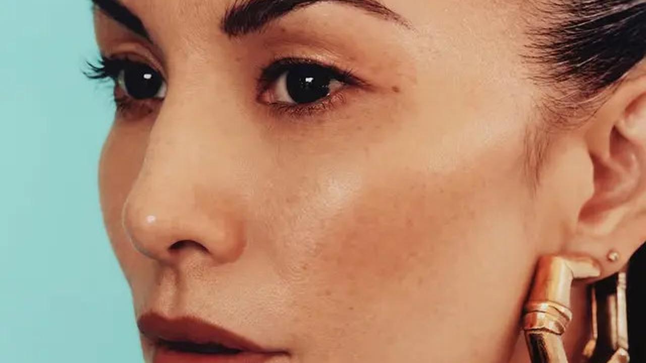 Tampilan Sleek Nadya Hutagalung di Majalah Vogue Filipina, Pamerkan Wajah Minim Kerutan di Usia 50 Tahun