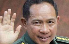 Panglima TNI Bicara Hidup Sehat dan Hemat di Samping Kandang Ayam Sambil Perlihatkan Telur