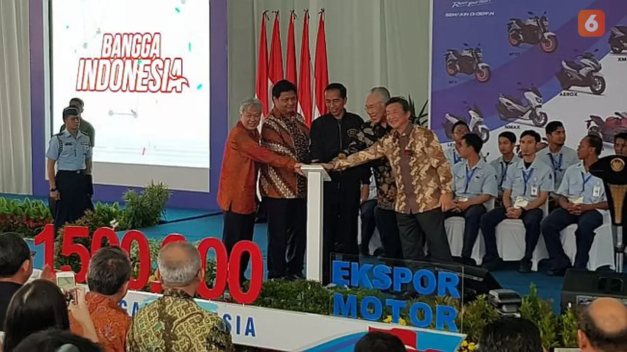 Presiden RI Joko Widodo ikut meresmikan pelepasan ke-1,5 juta unit ekspor sepeda motor Yamaha di pabrik Yamaha Indonesia Motor Manufacturing (YIMM), Pulogadung, Jakarta, Senin (3/12/2018).