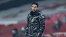 Pelatih Arsenal, Mikel Arteta, memperhatikan pemainnya saat menghadapi Molde pada laga lanjutan Grup B Liga Europa 2020/2021 di Emirates Stadium, Jumat (6/11/2020) dini hari WIB. Arsenal menang 4-1 atas Molde. (AFP/Glyn Kirk)