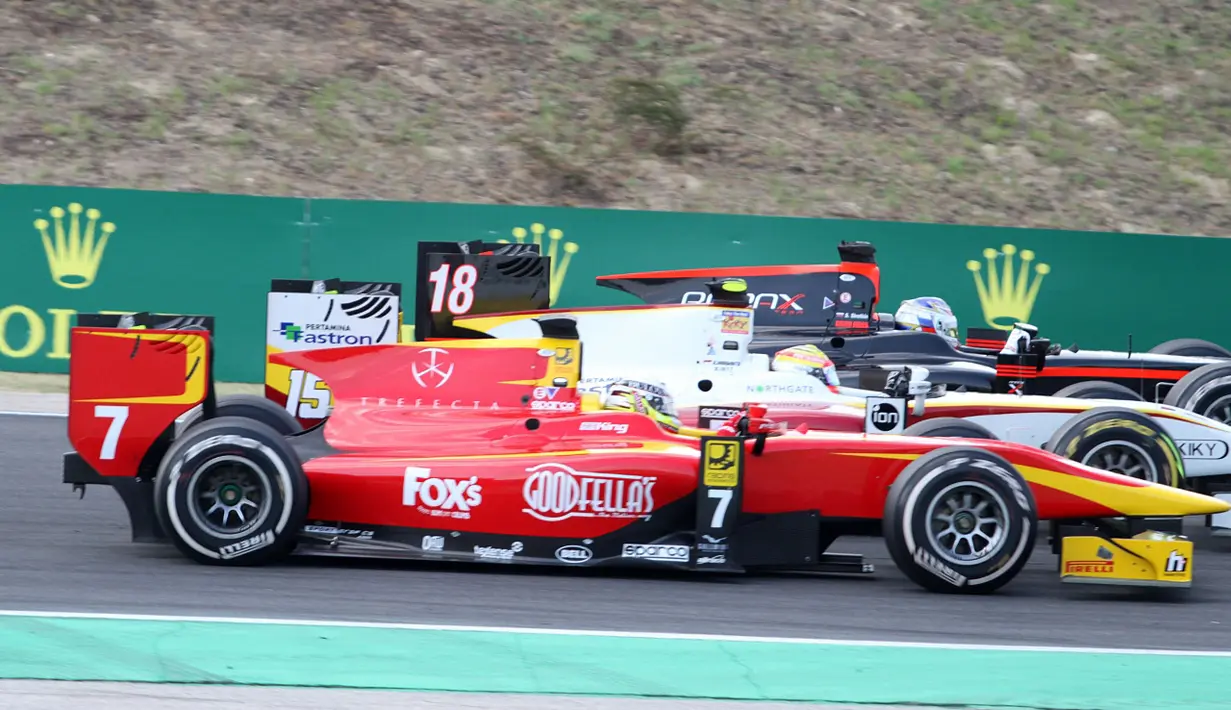 Mobil Rio Haryanto diapit dua mobil pebalap GP2. (Bola.com/Reza Khomaini)
